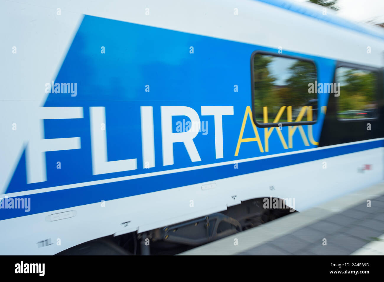 Kiel, Germania. Xiv oct, 2019. Il logo di un "FLIRT batteria' treno di prova può essere visto dall'esterno del treno mentre passa da. Stadler e Schleswig-Holstein public transport association hanno firmato un contratto di fornitura per 55 alimentato a batteria automotrici ferroviarie. La prima batteria di più unità devono essere distribuite a nord e a est di reti di Schleswig-Holstein alla fine del 2022. Credito: Gregor Fischer/dpa/Alamy Live News Foto Stock