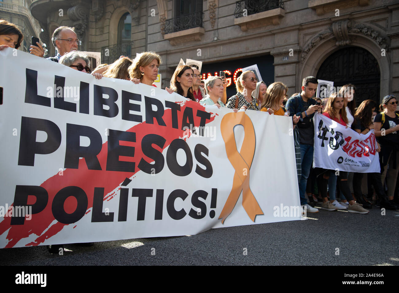 Dimostrazione di protesta contro la Spagna alla Corte suprema, che dà lunghe pene di prigione per i dirigenti independentist, a Barcellona il 14 ottobre. Foto Stock