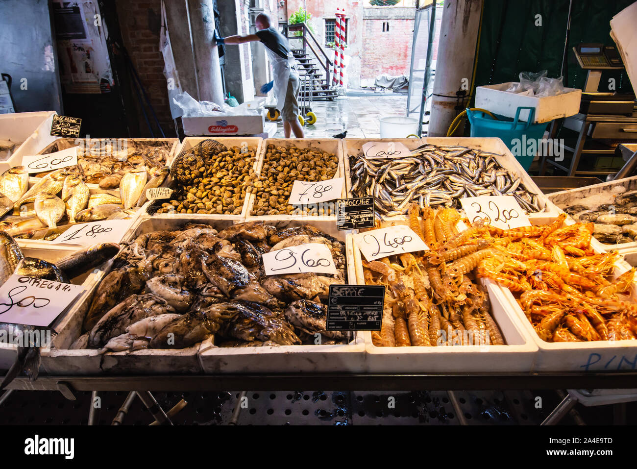 Venezia, Italia - Agosto 8, 2014: piatti a base di frutti di mare freschi sul mercato veneziano con il listino prezzi Foto Stock