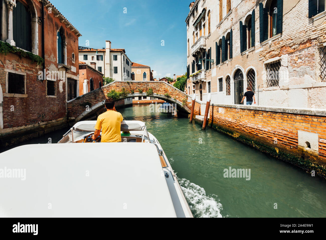 Venezia, Italia - Agosto 8, 2014: viaggio al vecchio canale veneziano su imbarcazione a motore Foto Stock