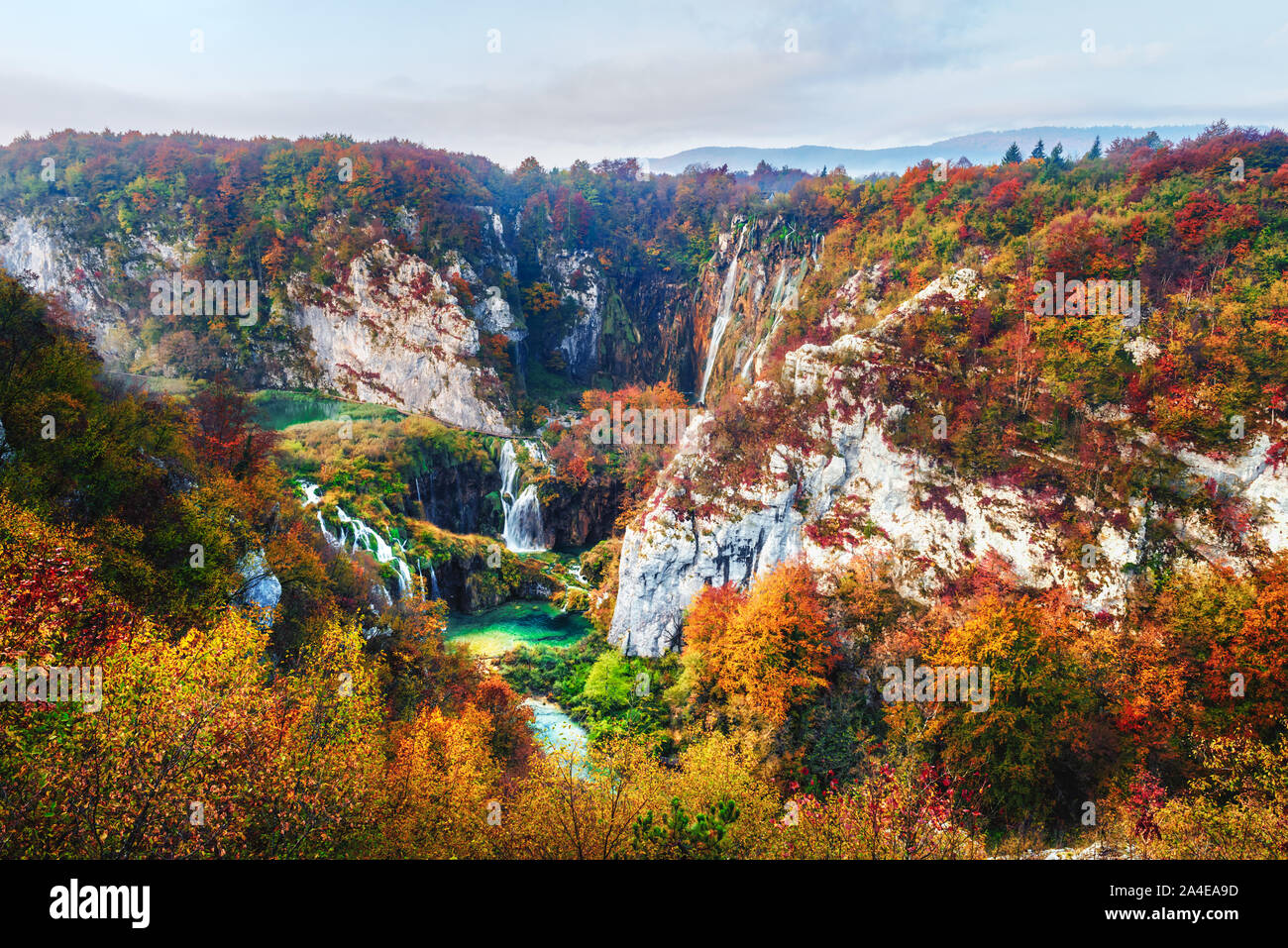 Vista aerea su incredibili Cascate del Parco Nazionale dei laghi di Plitvice. Orange autunno foresta sul background. Il parco nazionale di Plitvice, Croazia. Fotografia di paesaggi Foto Stock