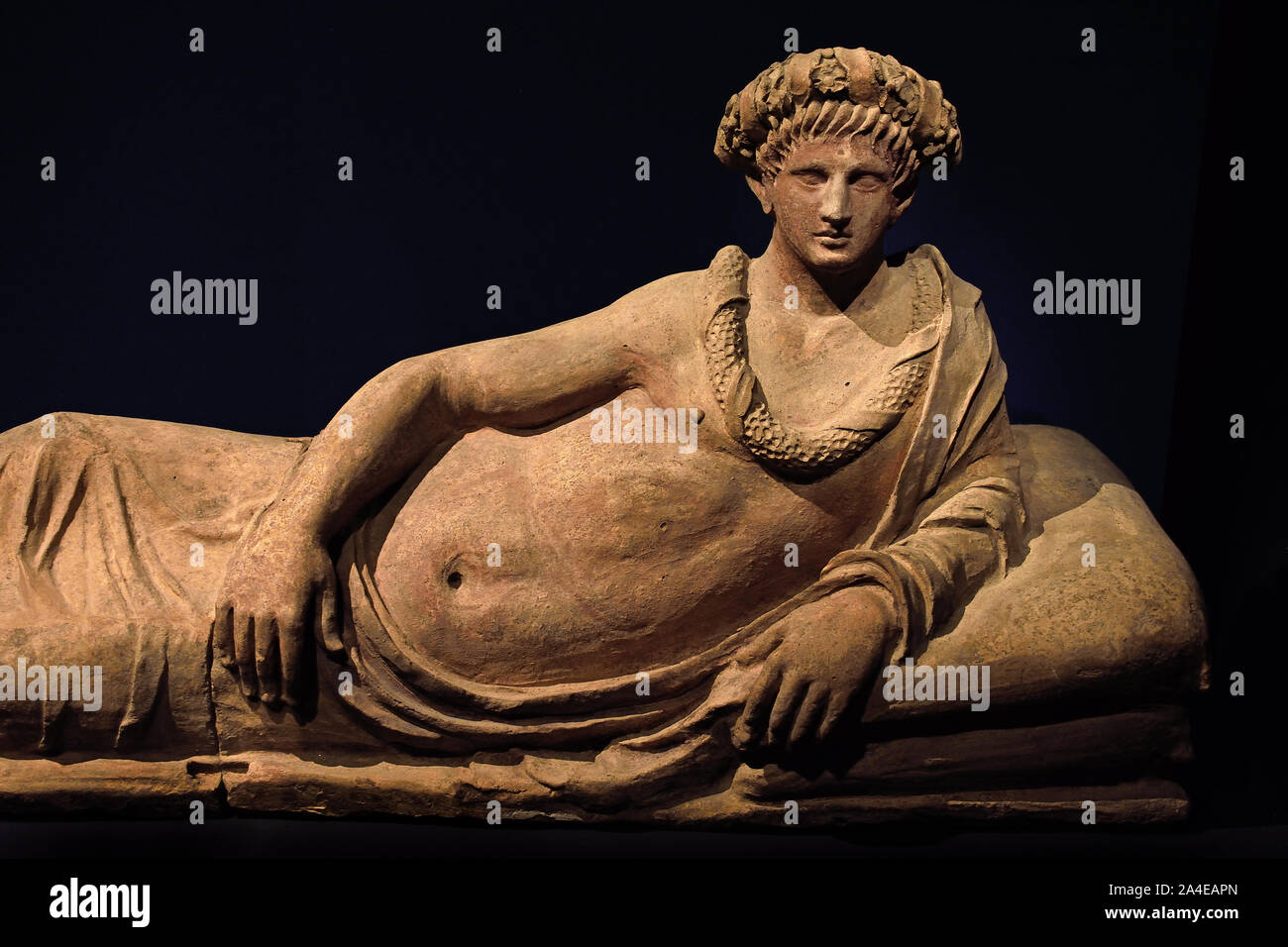 Coperchio di sarcofago: semi-extended figura maschile cotto 168 cm, metà del terzo secolo A.C. AD. Toscana, etrusca, Etruria, Italia . Foto Stock
