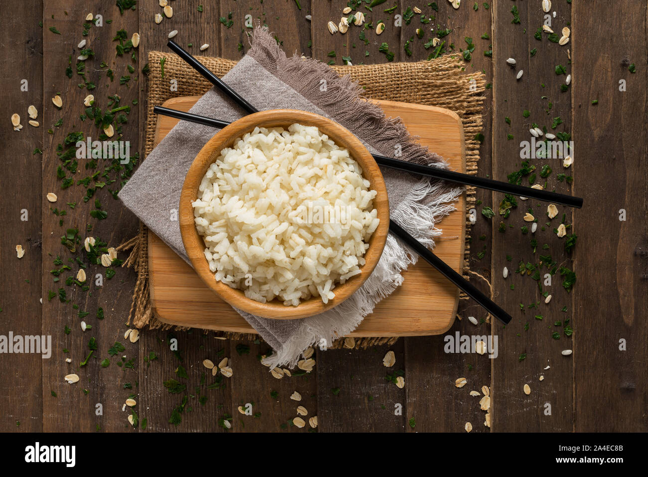 Il cibo con uno sfondo semplice riso bollito sul tavolo di legno Foto Stock