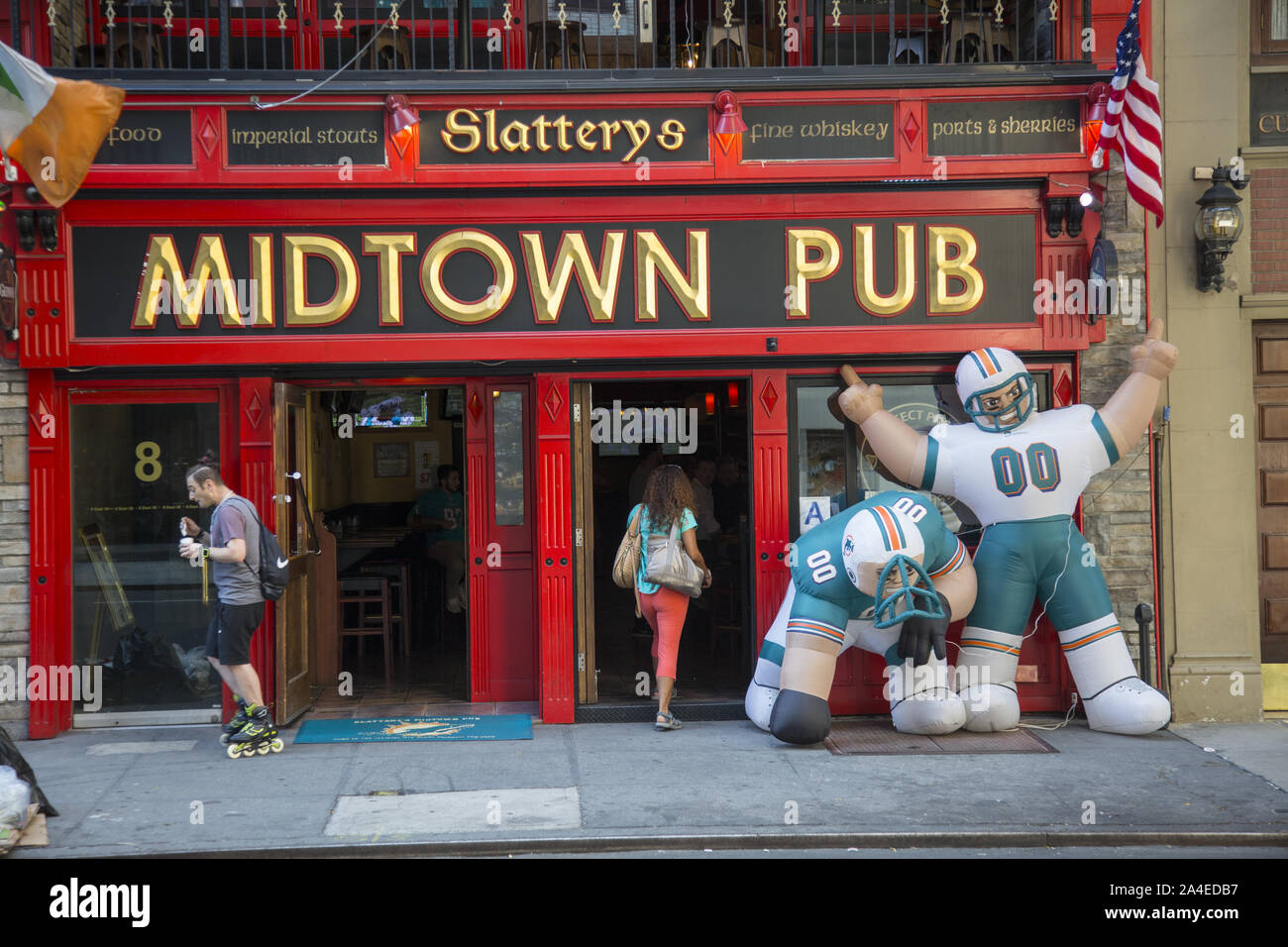 Il Midtown Pub di Manhattan è aperto per il kick-off della stagione calcistica. Foto Stock