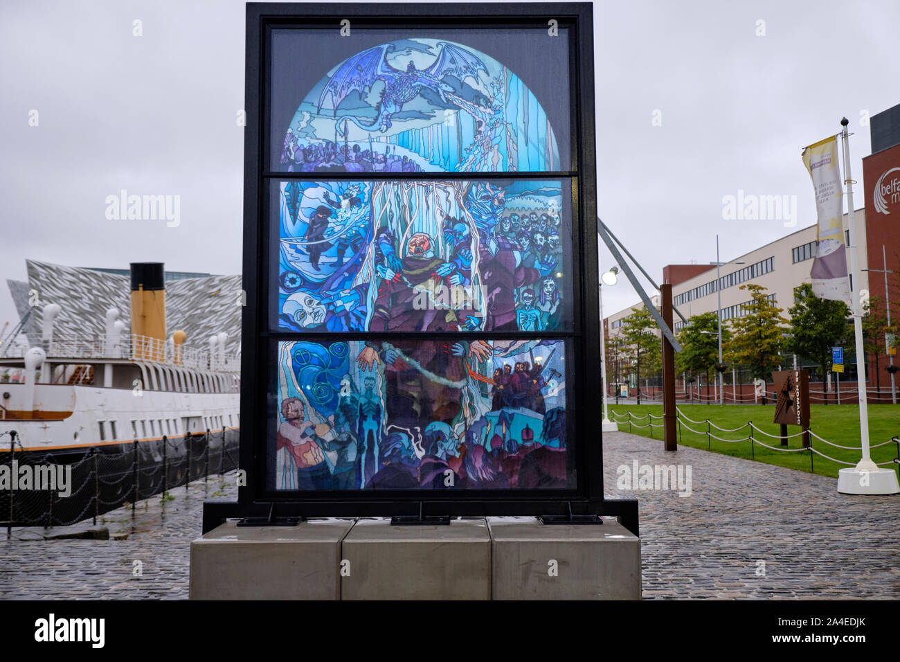 Giochi di thrones tribute tinta vetrata si sviluppano dalla città di Belfast in un giorno grigio con il museo del Titanic sullo sfondo. Finestra a tema White Walker Foto Stock