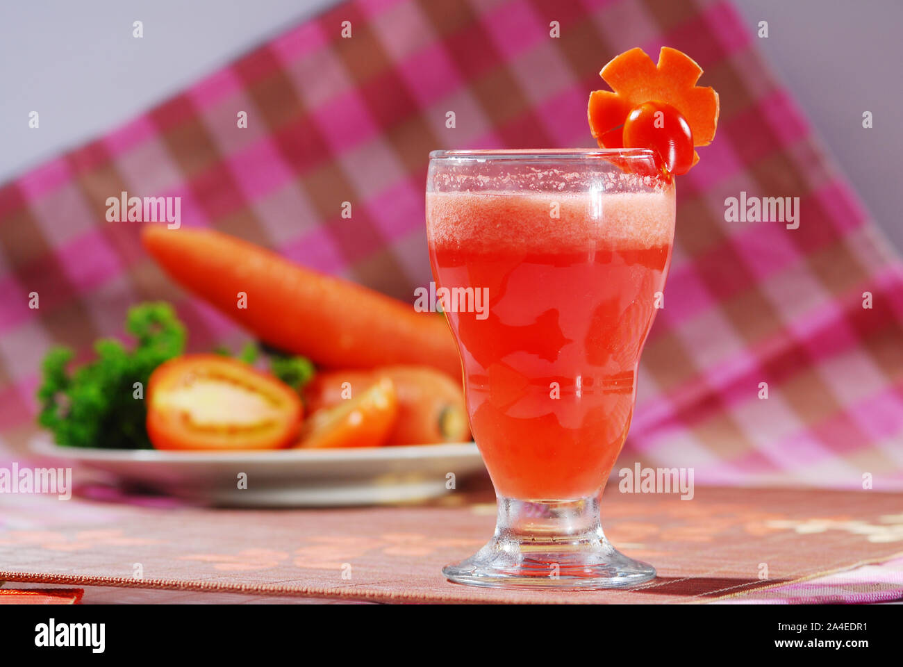 Succo di carota con frutta fresca e latte Foto Stock