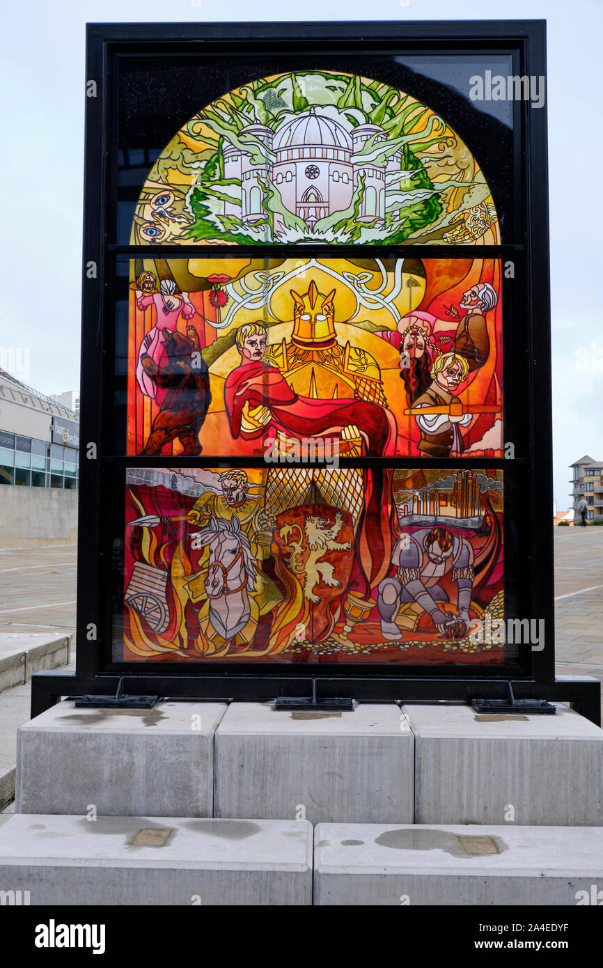 Giochi di troni omaggio macchia finestra di vetro si sviluppano dalla città di Belfast. Waterfront Hall - alloggiare Lannister finestra Foto Stock