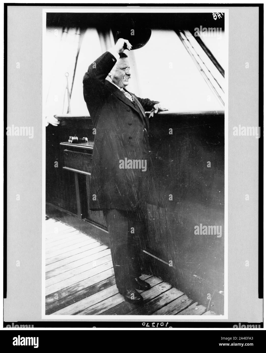 Theodore Roosevelt salutato dal ponte del Kaiserin Auguste Victoria, 20 giugno 1910 Foto Stock