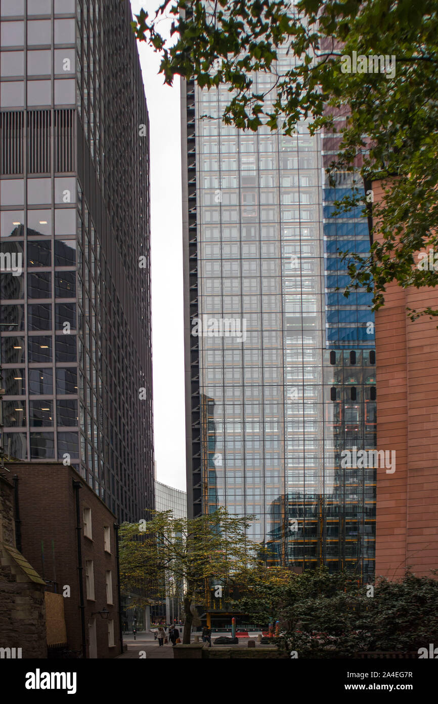 Londra, Inghilterra - Settembre 15, 2019 la vista di lato del grattacielo di Londra. Un vuoto Street a Londra. Sullo sfondo si vede il walkie talkie da Lo Foto Stock