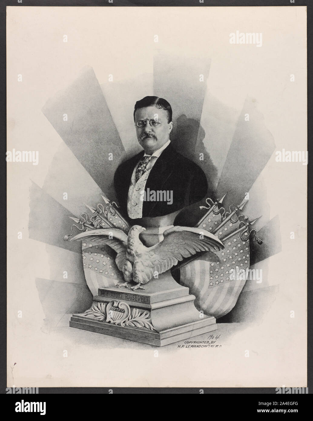 Theodore Roosevelt, busto disegno rivolto verso il lato anteriore, al di sopra di un aquila e gli Stati Uniti le bandiere Foto Stock