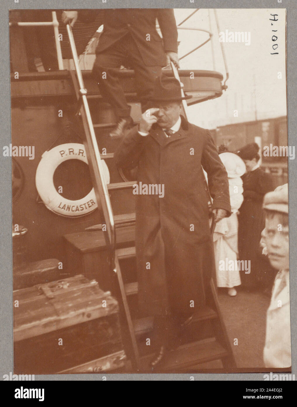 Theodore Roosevelt e a piena lunghezza verticale, uscita scale di nave, rivolto verso la parte anteriore Foto Stock