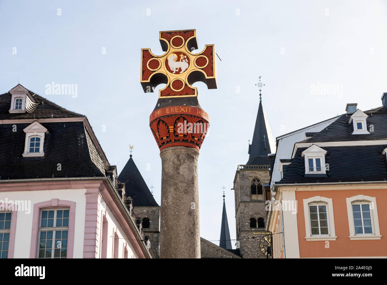 Trier, Germania. La croce di mercato (Marktkreuz), simbolo della Piazza del Mercato (Marktplatz) donato da Mons. Heinrich I come un emblema nazionale Foto Stock