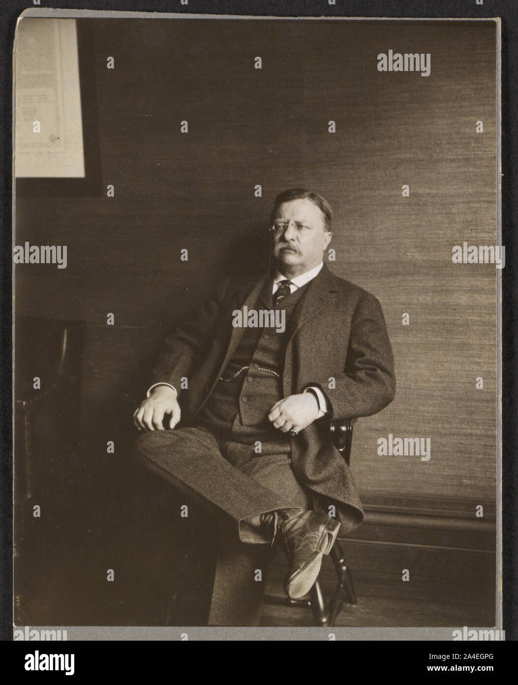 Theodore Roosevelt, ritratto a figura intera, seduto in poltrona Foto Stock