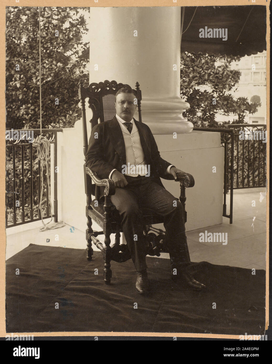 Theodore Roosevelt, ritratto a figura intera, seduto nella sedia, rivolto verso la parte anteriore Foto Stock