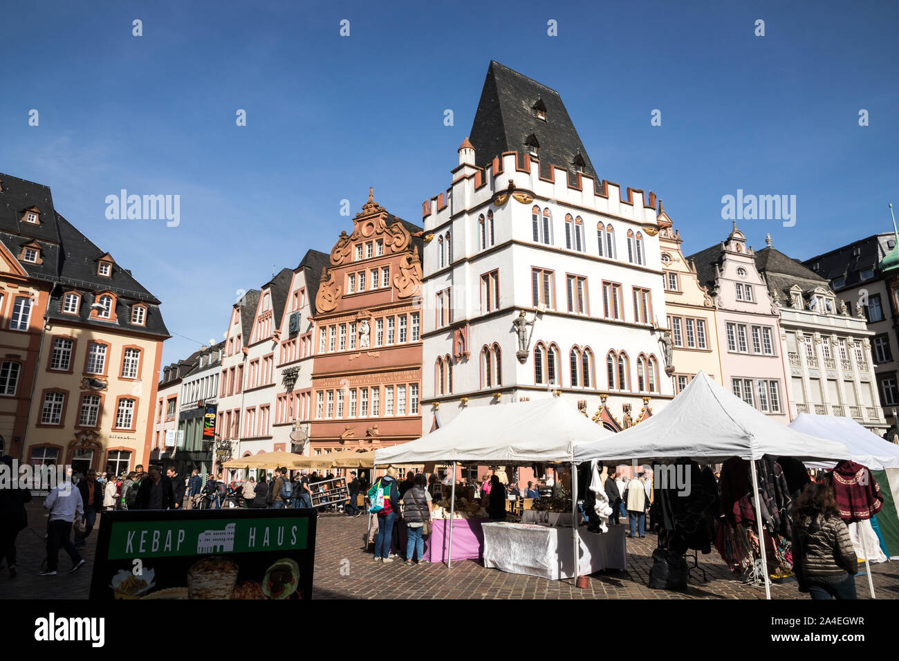 Trier, Germania. Edifici storici di Piazza del Mercato (Marktplatz) nel centro storico (Altstadt) Foto Stock