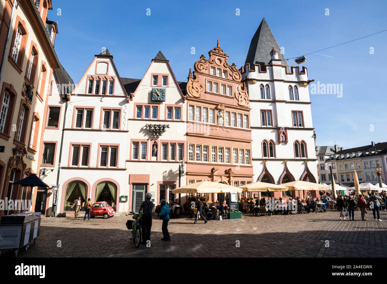 Trier, Germania. Edifici storici di Piazza del Mercato (Marktplatz) nel centro storico (Altstadt) Foto Stock