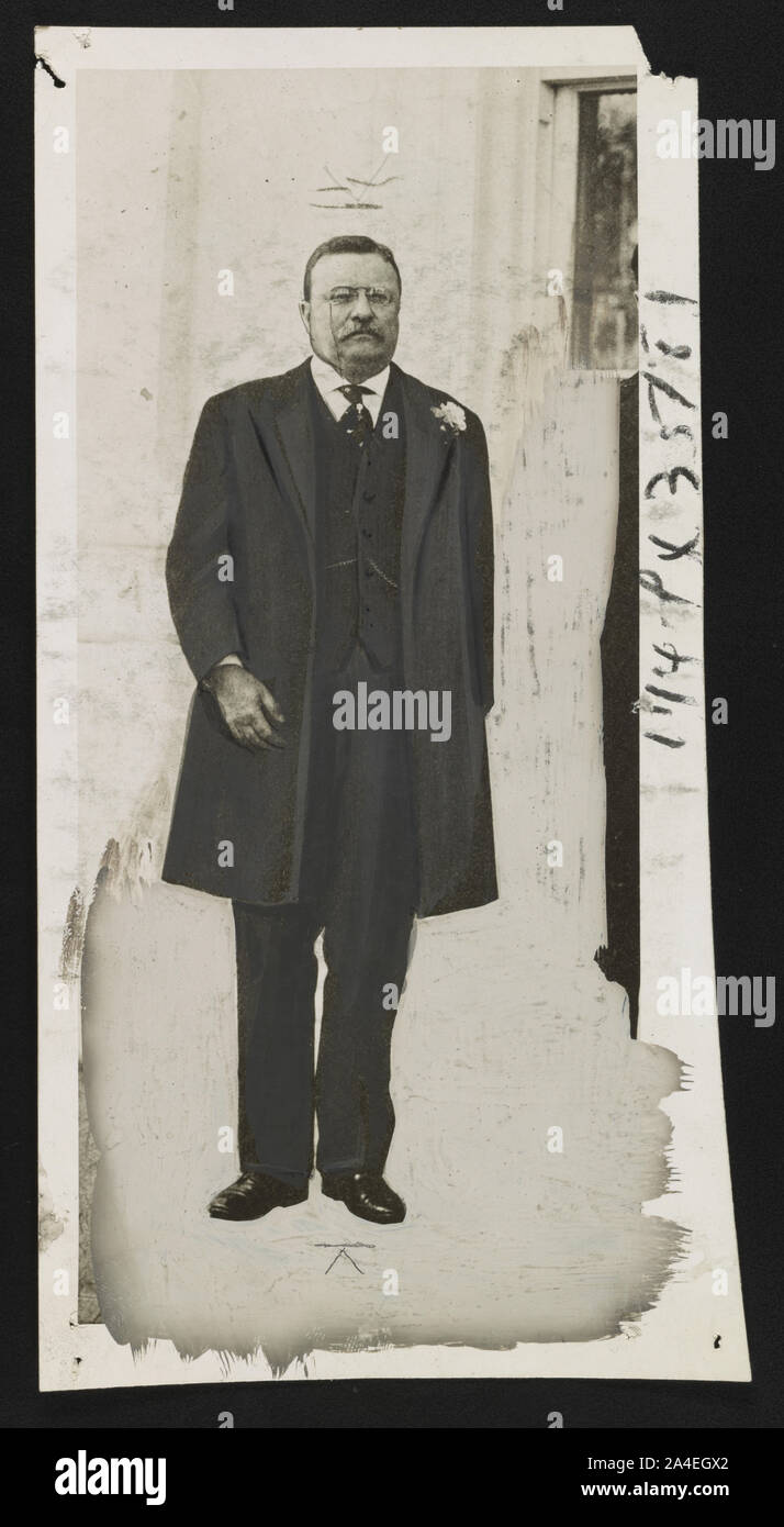 Theodore Roosevelt, ritratto a figura intera, in piedi, rivolto verso la parte anteriore Foto Stock