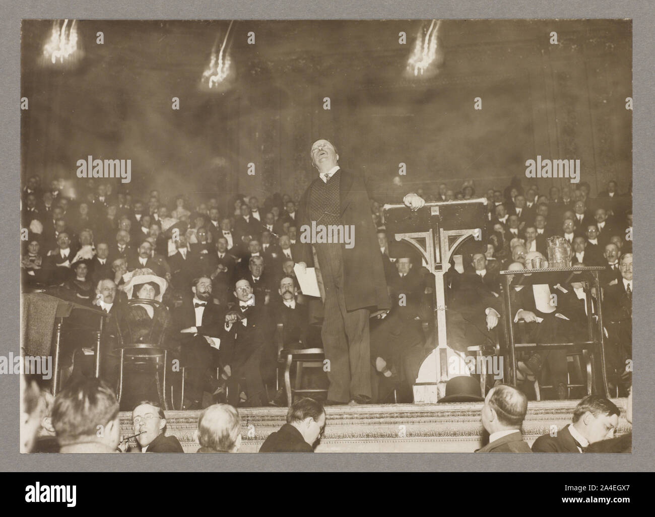 Theodore Roosevelt, ritratto a figura intera, in piedi, rivolto verso la parte anteriore, parlando a Carnegie Hall Foto Stock