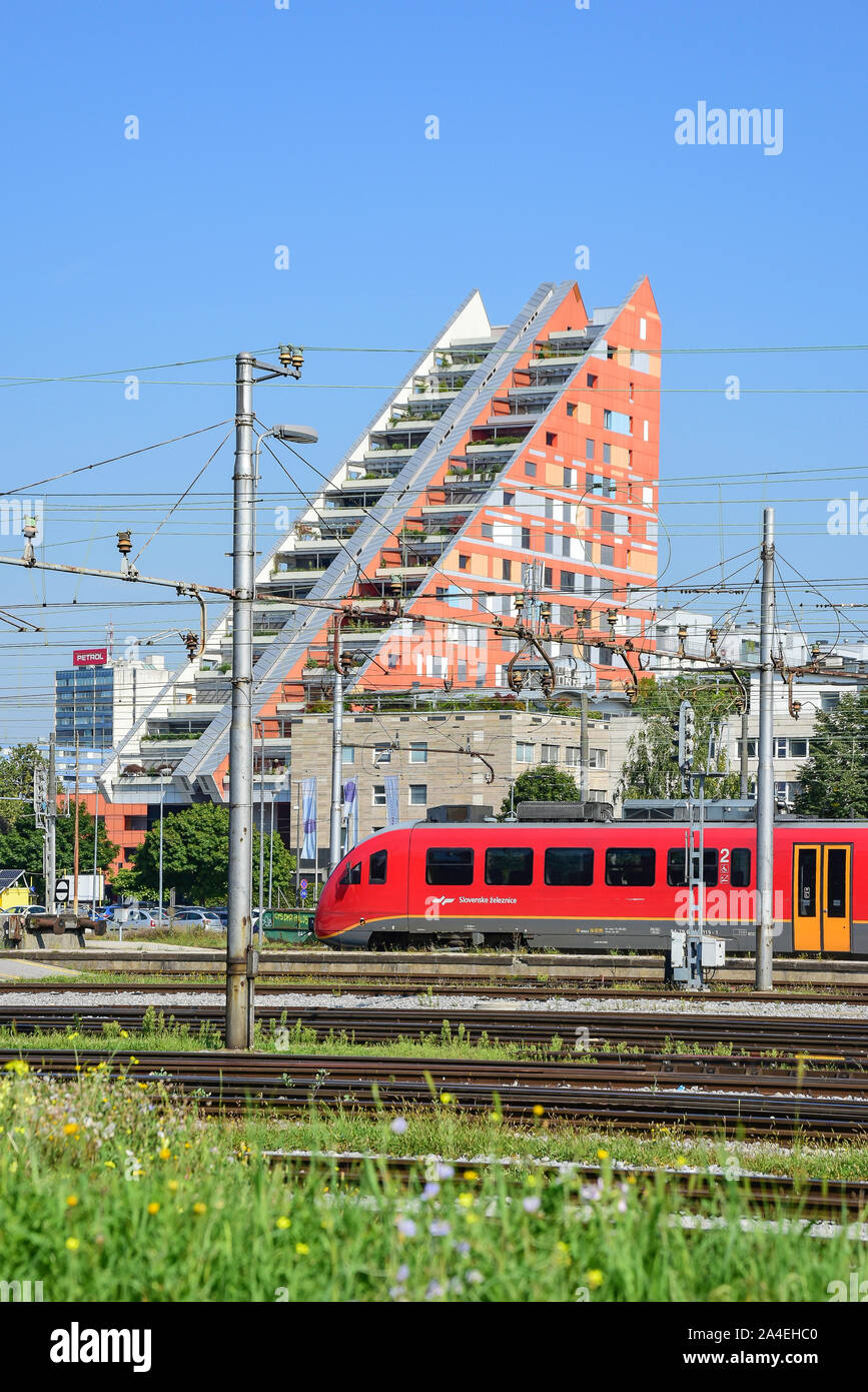 Slovenske zeleznice treno sulla piattaforma a Ljubljana alla Stazione Ferroviaria, Masarykova cesta, Lubiana, Slovenia Foto Stock