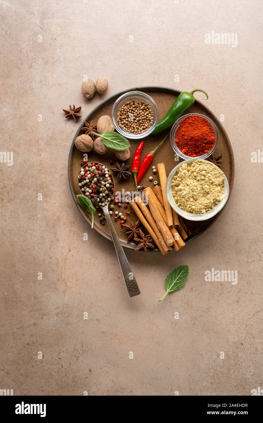 Composizione di spezie e condimenti su piastra Foto Stock