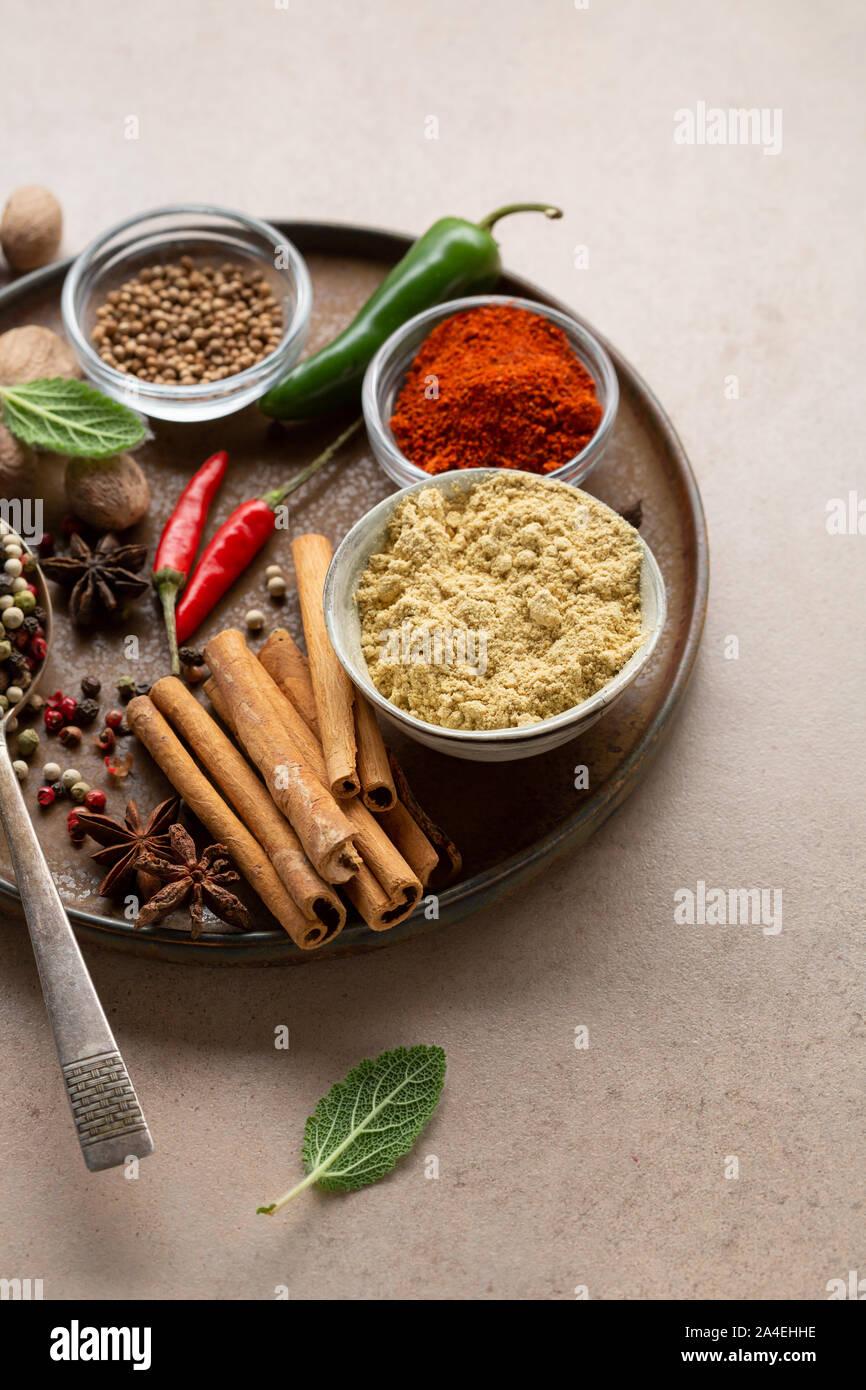 Composizione di spezie e condimenti close-up Foto Stock