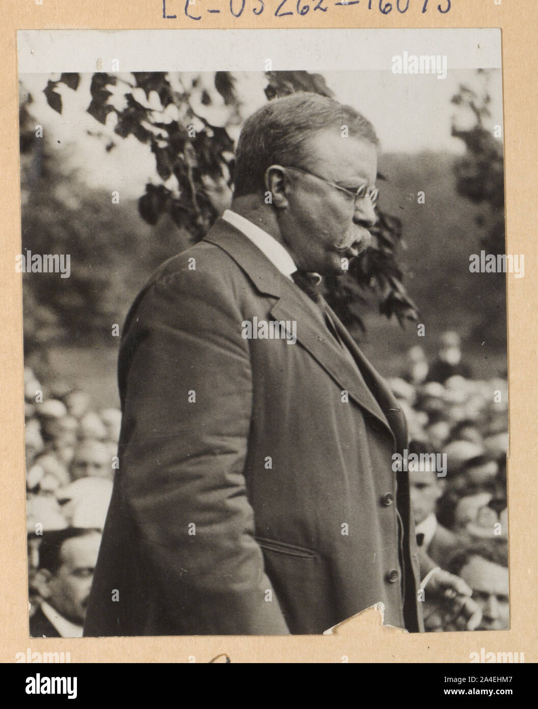 Theodore Roosevelt, di profilo, rivolgendosi a una folla Foto Stock