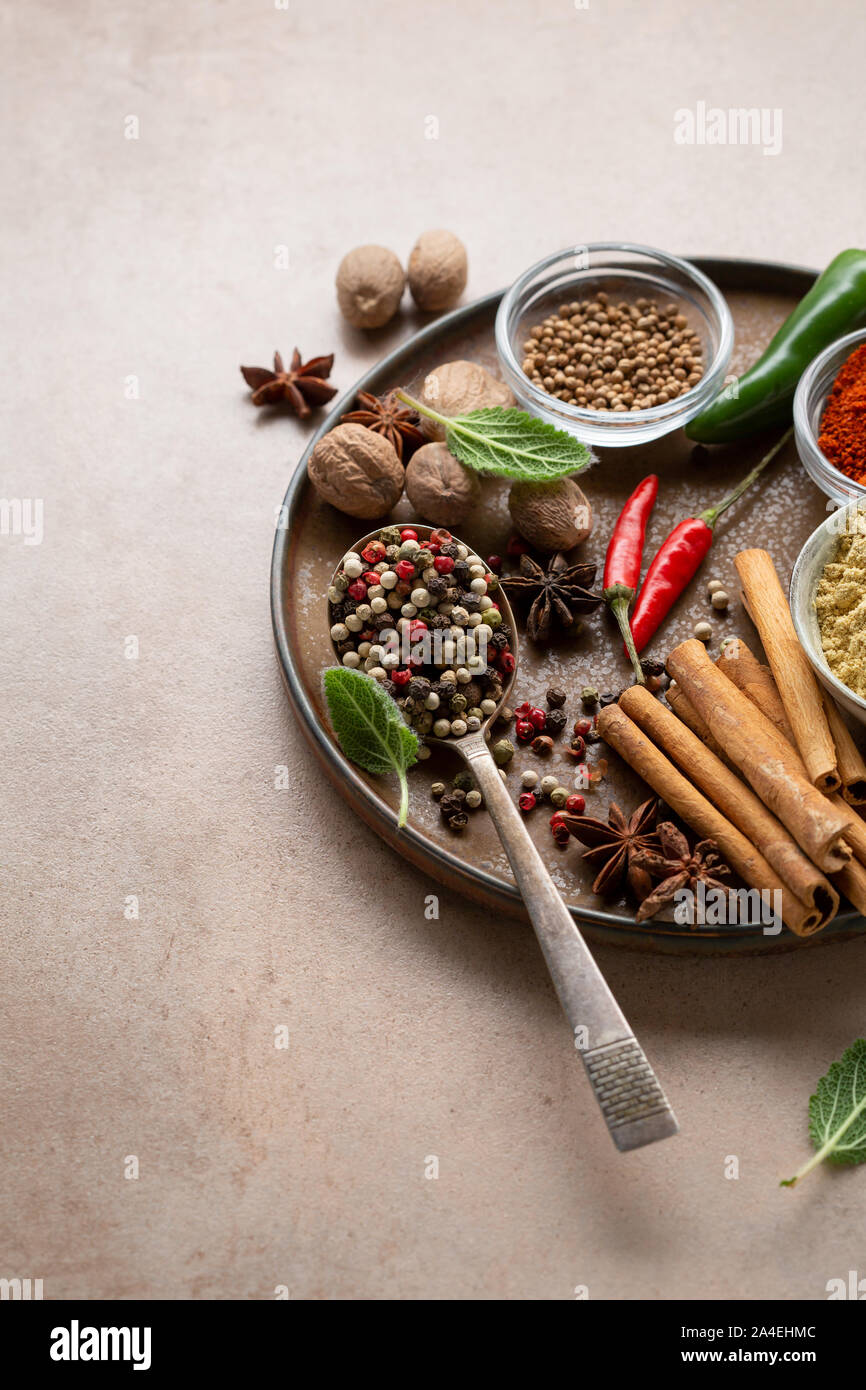 Composizione di spezie e condimenti in ciotole Foto Stock
