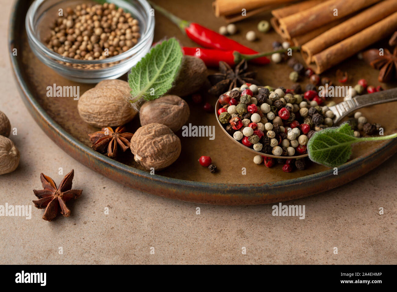 Varietà di spezie sulla piastra di close-up Foto Stock