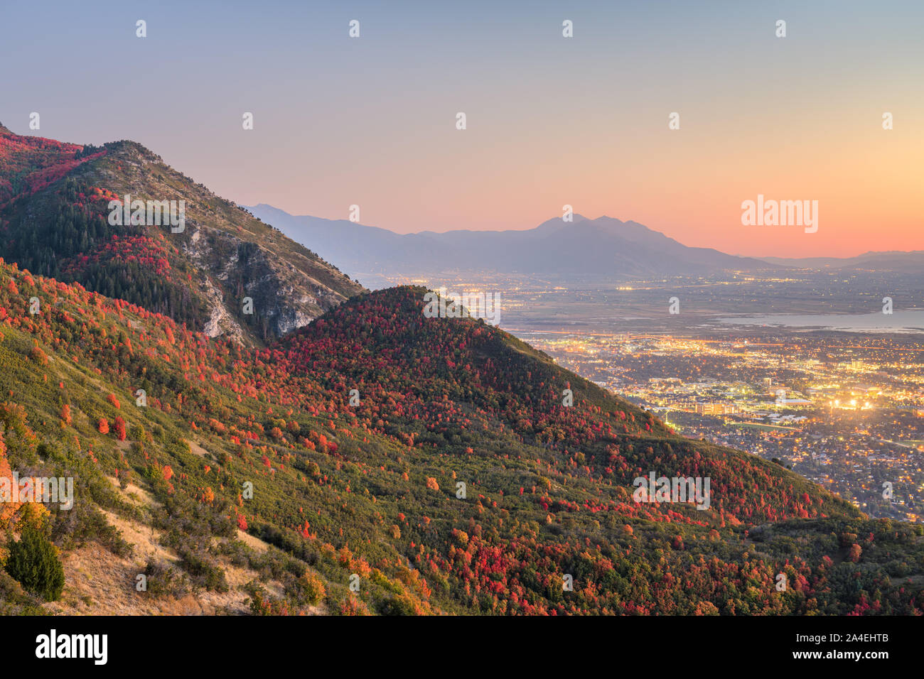 Provo, Utah, USA la vista del centro da Squaw Peak durante un autunno al tramonto. Foto Stock