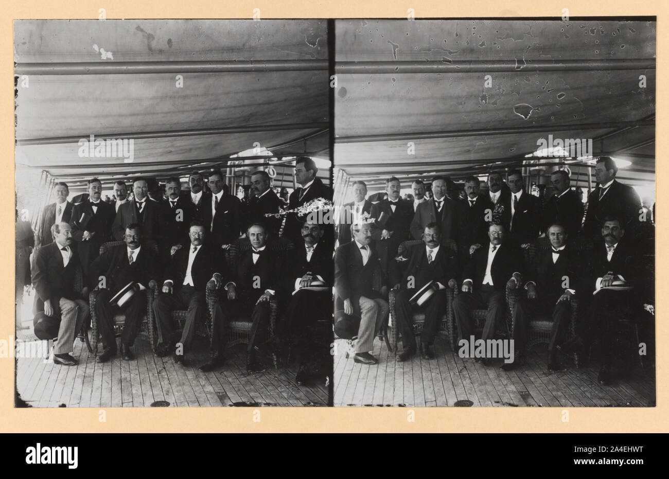 Theodore Roosevelt, seduto sul ponte della nave con un gruppo di uomini, per il ritratto di gruppo Foto Stock