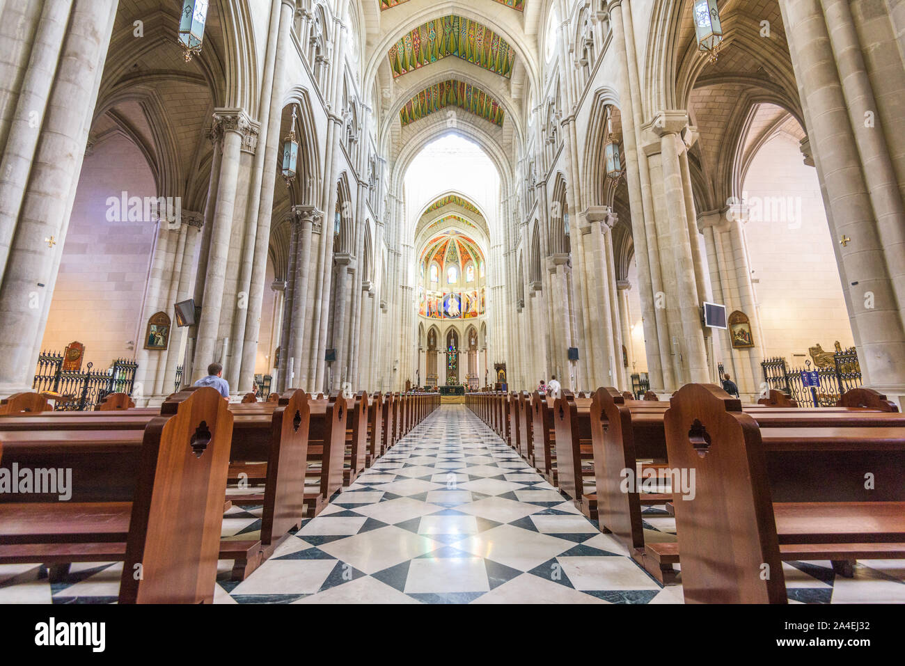 Madrid, Spagna - 19 Novembre 2014: Gli interni della cattedrale di Almudena. La cattedrale non è stata completata fino al 1993. Foto Stock