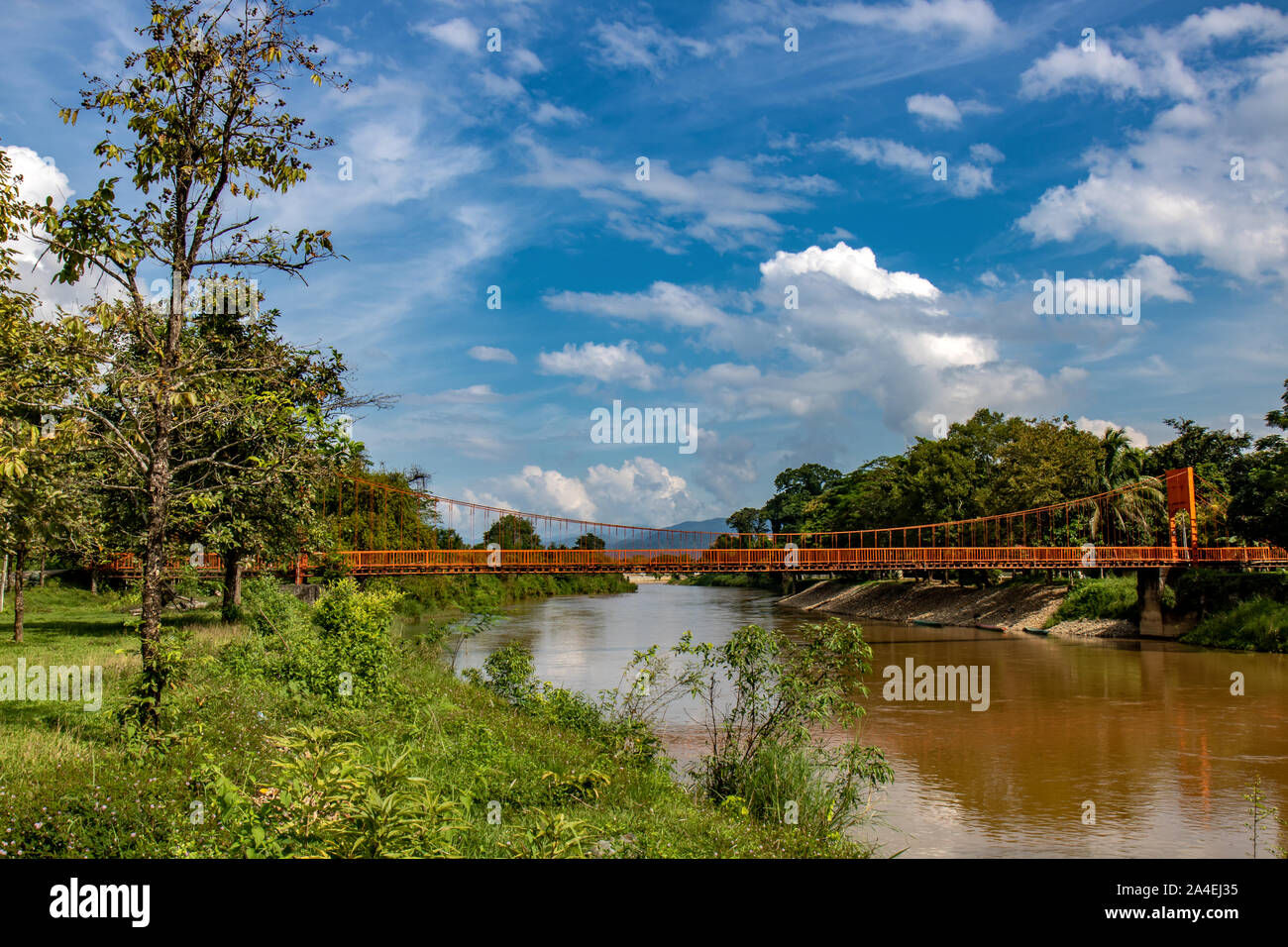 Un ponte sul fiume Nam Xong, Laos. Vista la natura intorno a Vang Vieng, Provincia di Vientiane. Foto Stock