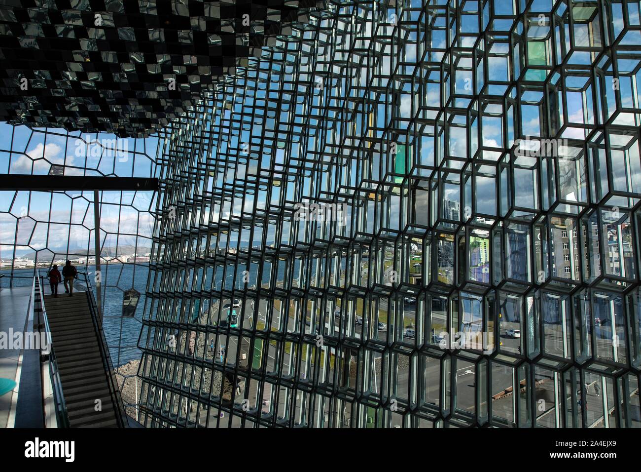 La HARPA CENTRO CULTURALE, sala concerti, teatro dell'Opera Nazionale e dal centro congressi, architetti Henning Larsen e Olafur Eliasson, Reykjavik, Islanda Foto Stock