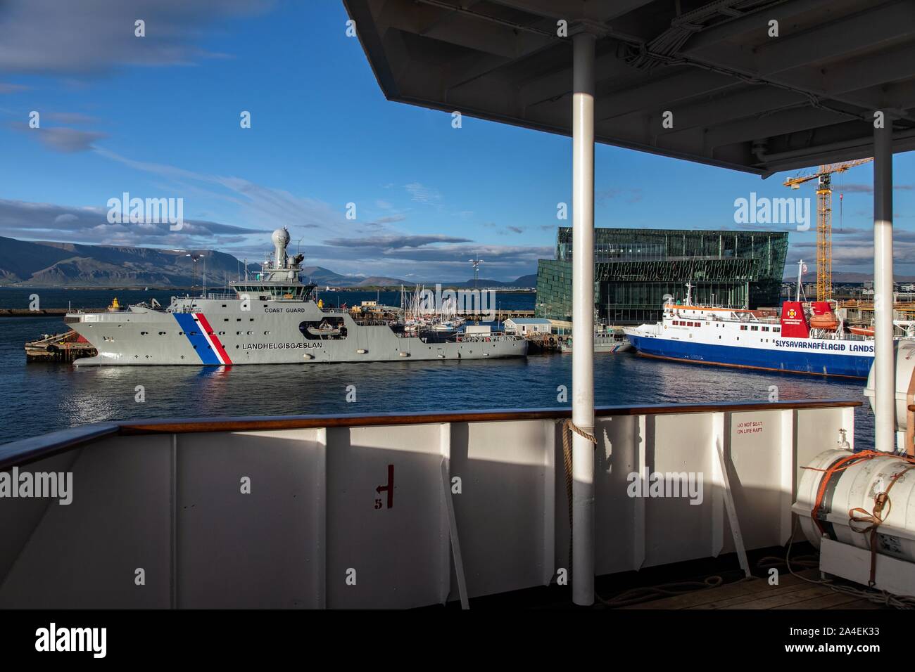 Vista del porto, Guardia costiera imbarcazione (l'LANDHELGISGAESLAN), Reykjavik, Islanda Foto Stock