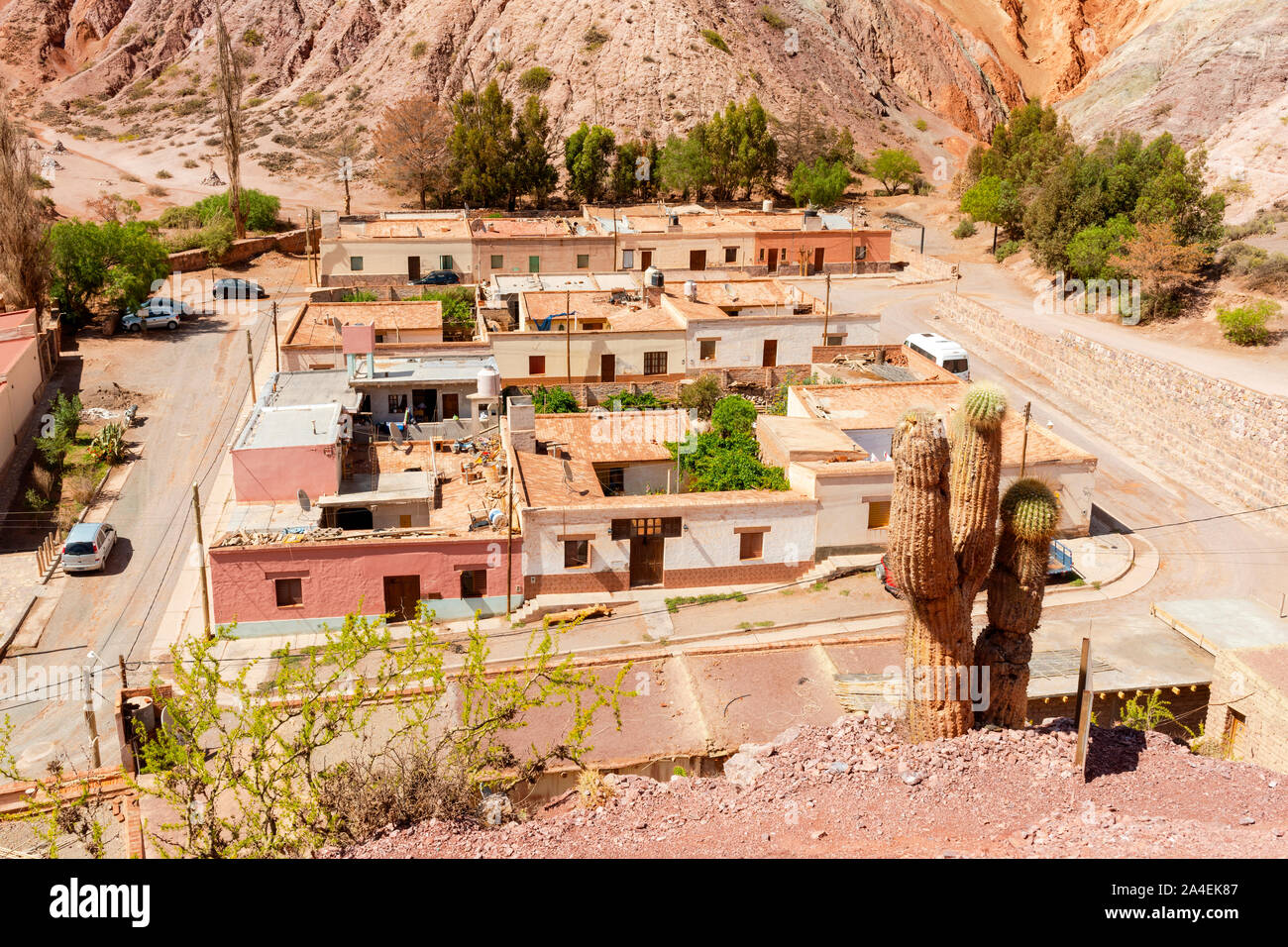 Guardando verso il basso sulla parte del villaggio di Purmamarca, nella provincia di Jujuy, Argentina del nord. Foto Stock