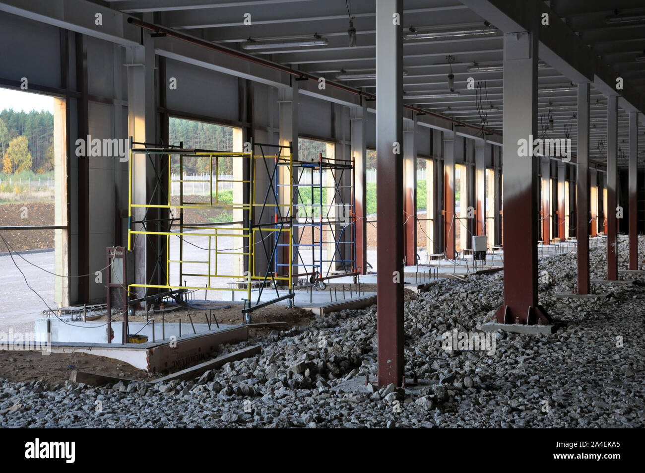 Costruzione di un complesso di magazzini, vista dall'interno. Le colonne sono installati, pietrisco è prevista sul pavimento. Foto Stock