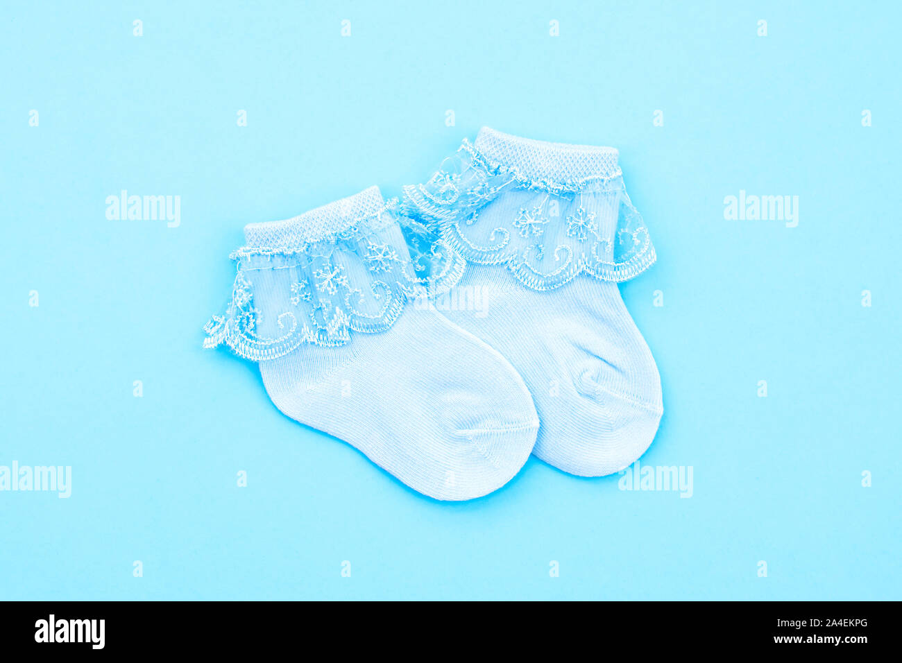 Coppia blue simpatico baby calze su sfondo blu. Baby Accessori. Lay piatto. Foto Stock