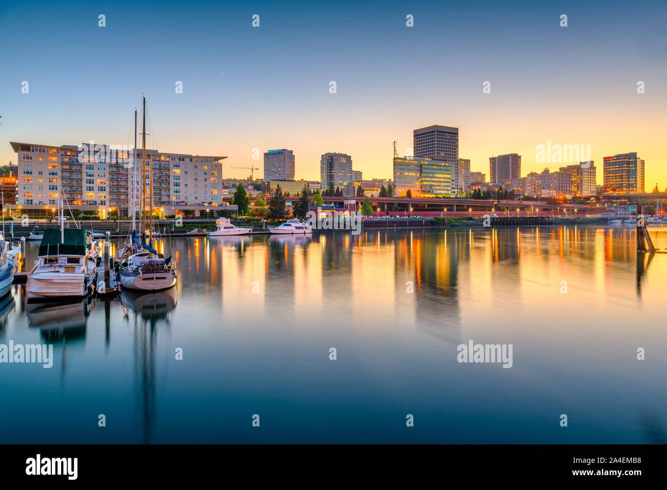Tacoma, Washington, Stati Uniti d'America skyline del centro al tramonto sulla baia di inizio. Foto Stock
