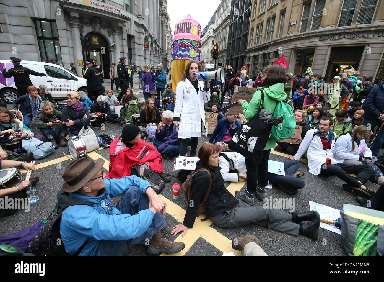 Gli scienziati di estinzione della ribellione che fanno una dichiarazione in corrispondenza della giunzione di Moorgate e Lothbury, dietro la banca di Inghilterra nella City di Londra, durante un XR il cambiamento climatico protesta. Foto Stock