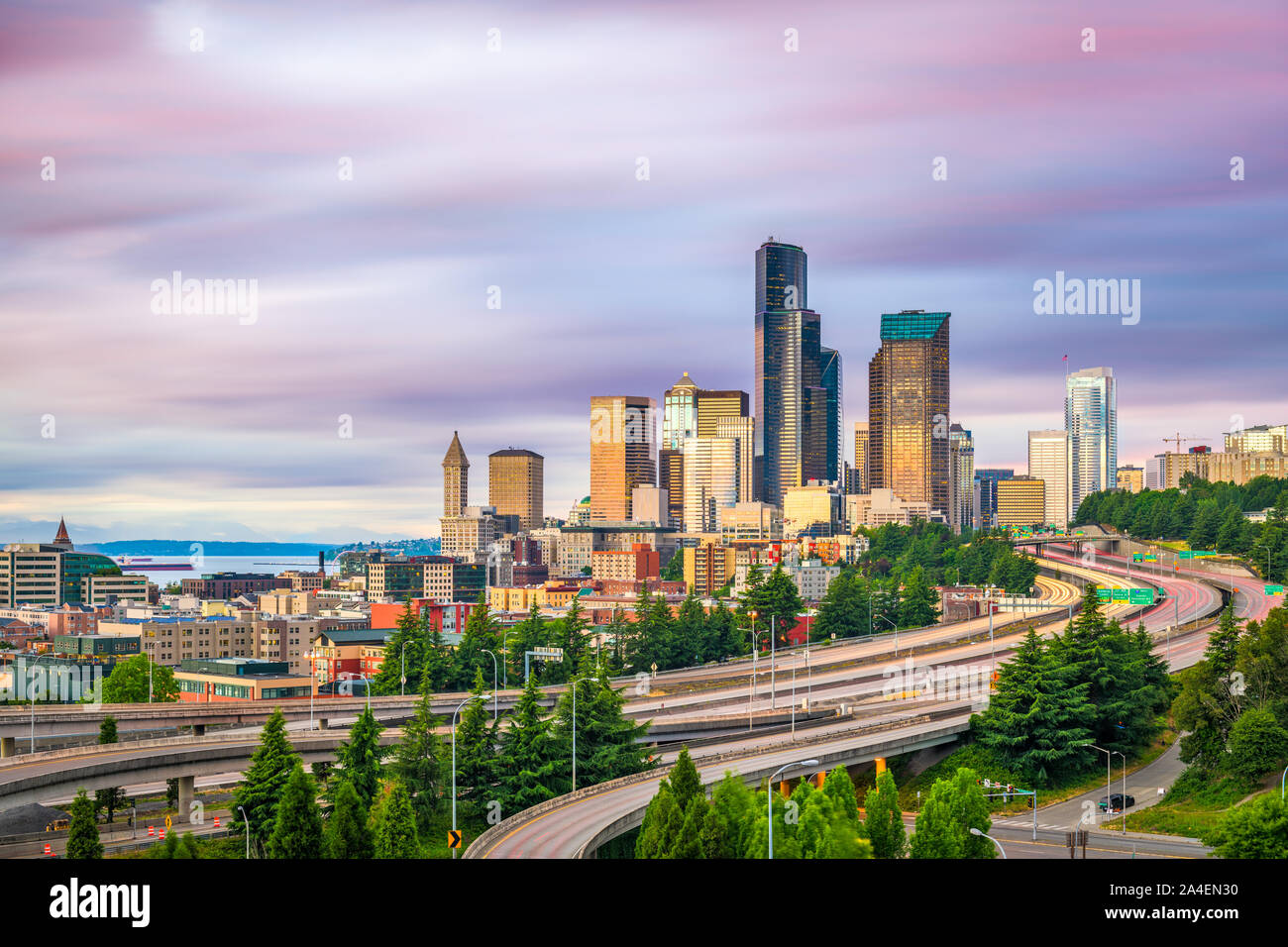 Seattle, Washington, Stati Uniti d'America downtown skyline della città su autostrade al crepuscolo. Foto Stock