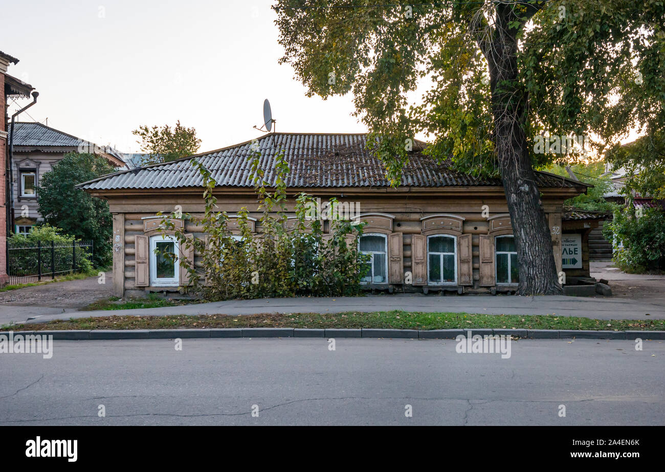 Tradizionale piccola bassa storica Vecchia casa in legno con persiane alle finestre, Irkutsk, Siberia, Russia Foto Stock