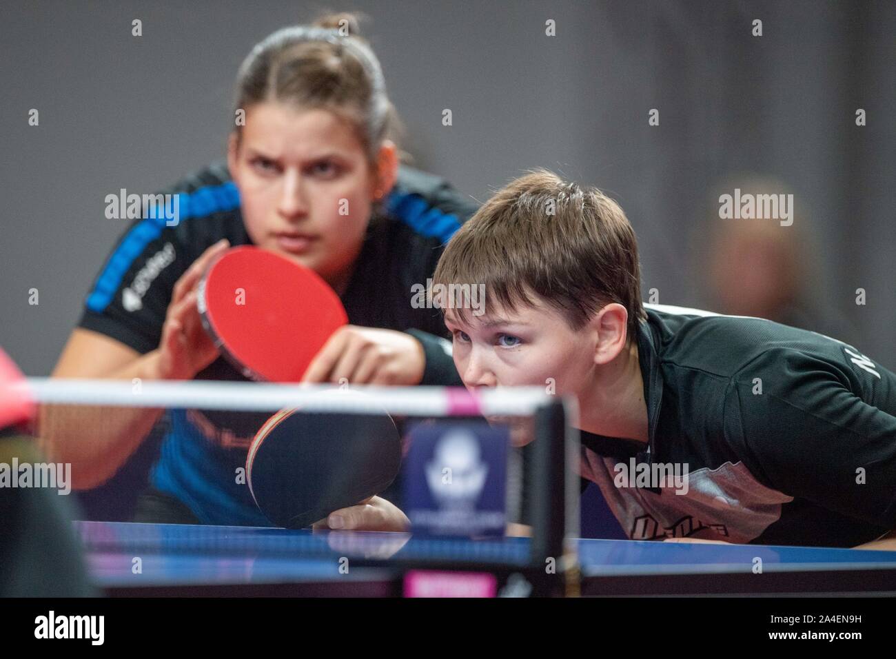 Brema, Deutschland. Undicesimo oct, 2019. SOLJA Petrissa (sinistra, GER) e Nina MITTELHAM (GER), mezza figura, mezza figura, formato orizzontale, quarti di finale del doppio femminile, ping-pong, German Open 2019, a Brema su 11.10.2019. | Utilizzo di credito in tutto il mondo: dpa/Alamy Live News Foto Stock