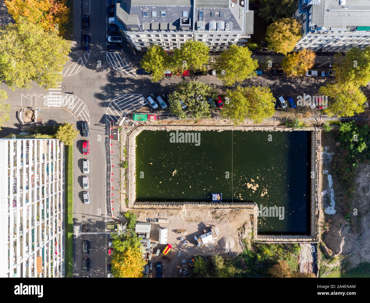 Leipzig, Germania. Xiv oct, 2019. Un pieno di acqua fossa di costruzione nel distretto di musica, registrato con un drone. La città fieristica ha registrato la crescita della popolazione e un boom edilizio per anni. Credito: Jan Woitas/dpa-Zentralbild/ZB/dpa/Alamy Live News Foto Stock