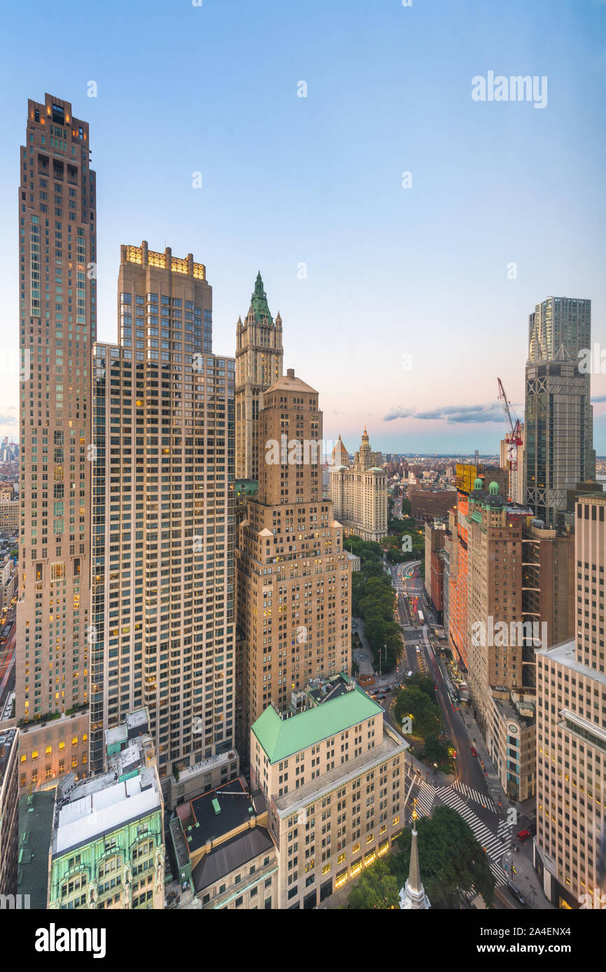New York, New York, Stati Uniti d'America cityscape su Broadway in Manhattan inferiore al crepuscolo. Foto Stock