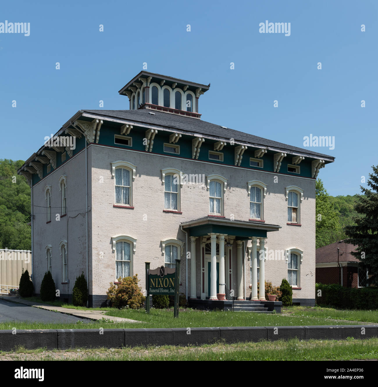 Questa affascinante casa ha anche servito come una farmacia e un funerale home a New Cumberland, West Virginia Foto Stock