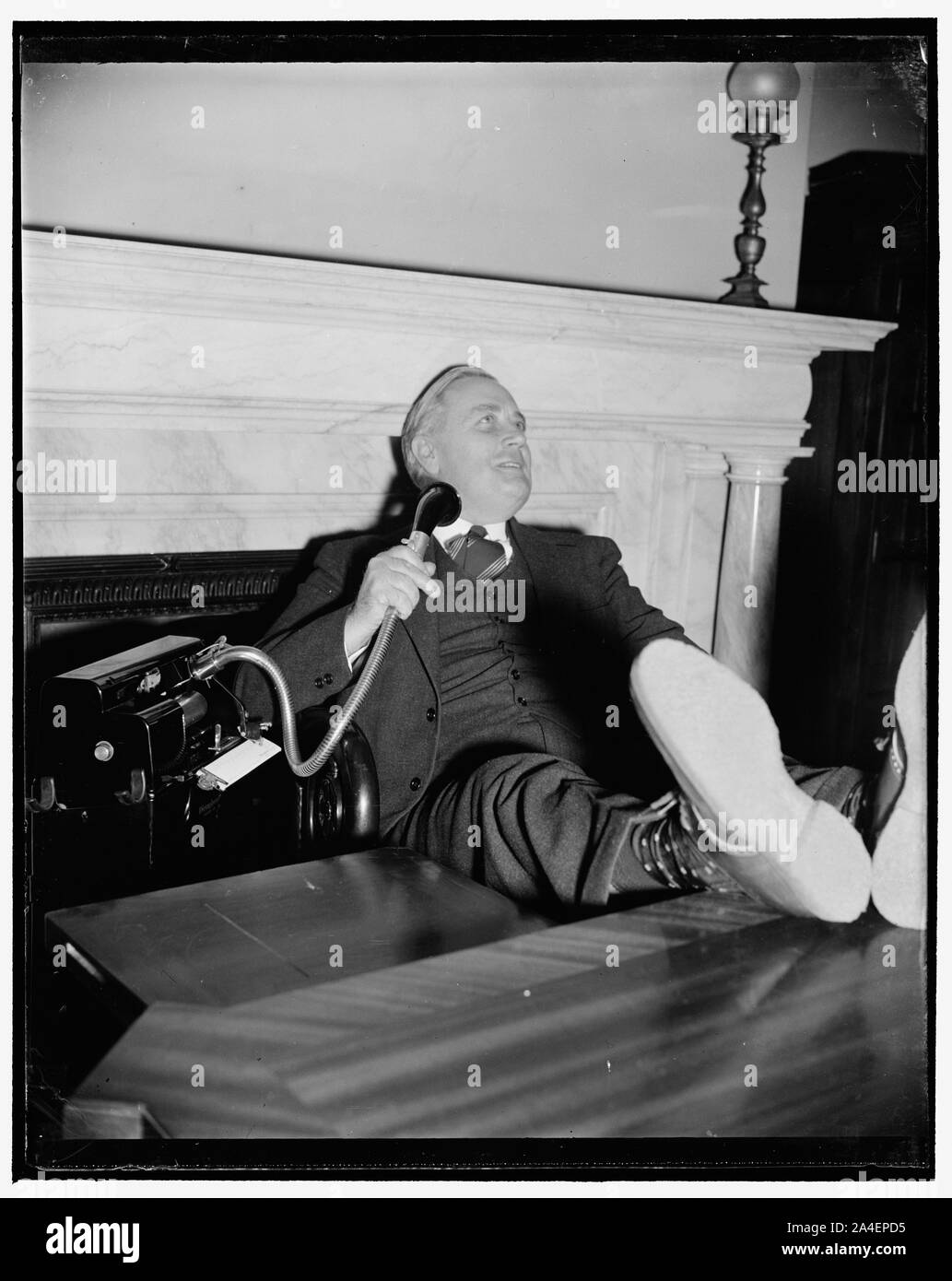 Questo è 'il record." Washington, 31 dicembre. Il senatore Alexander Wiley, repubblicani dal Wisconsin, uno dei volti nuovi sulla collina, inclinato indietro nella sua sedia questa mattina [...] dimostrano il suo ufficio pet. Questo egli quoth, è strettamente sul record, 12/31/38 Foto Stock