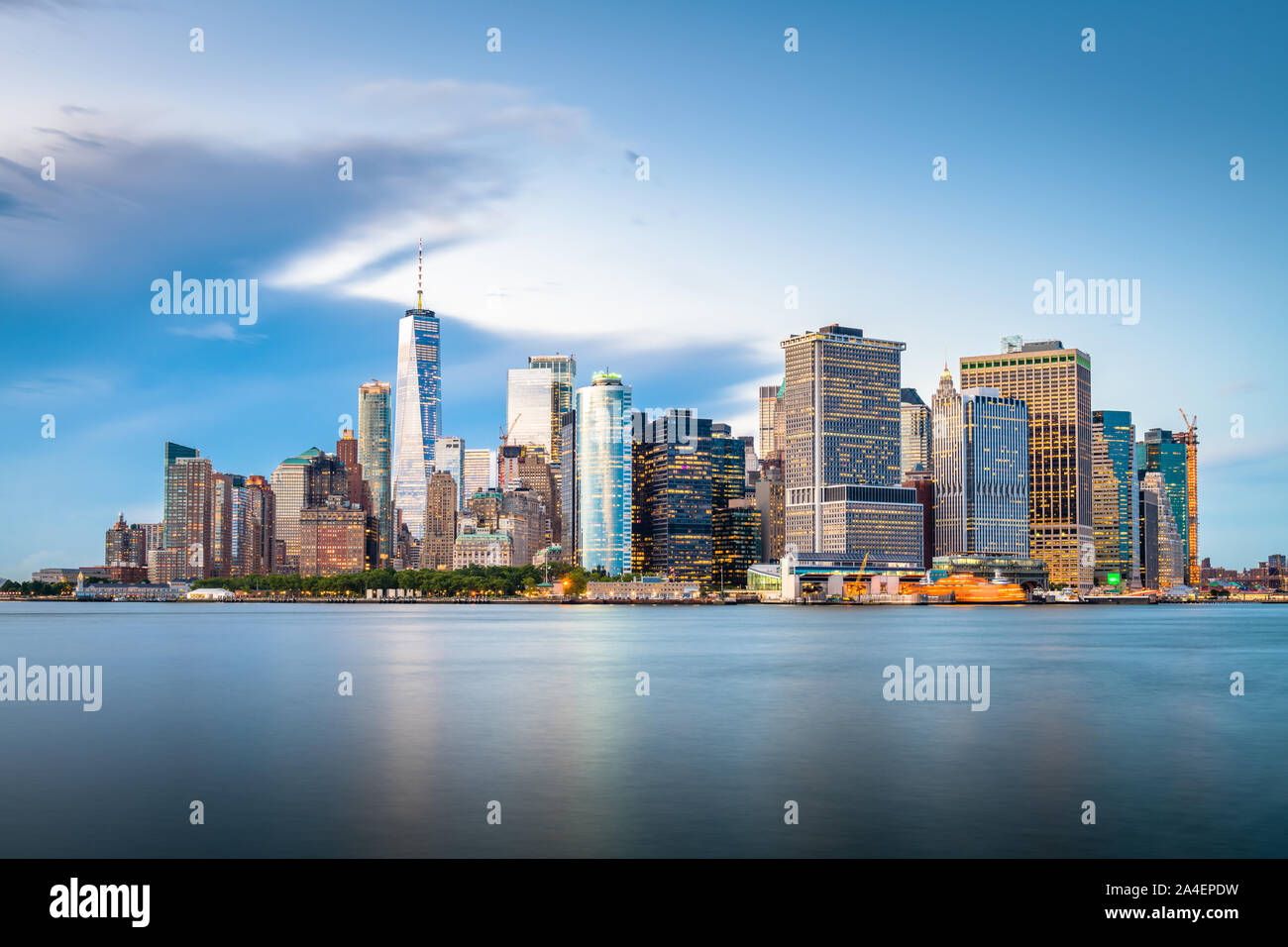 New York, New York, Stati Uniti d'America skyline sulla baia al crepuscolo da Governor's Island. Foto Stock