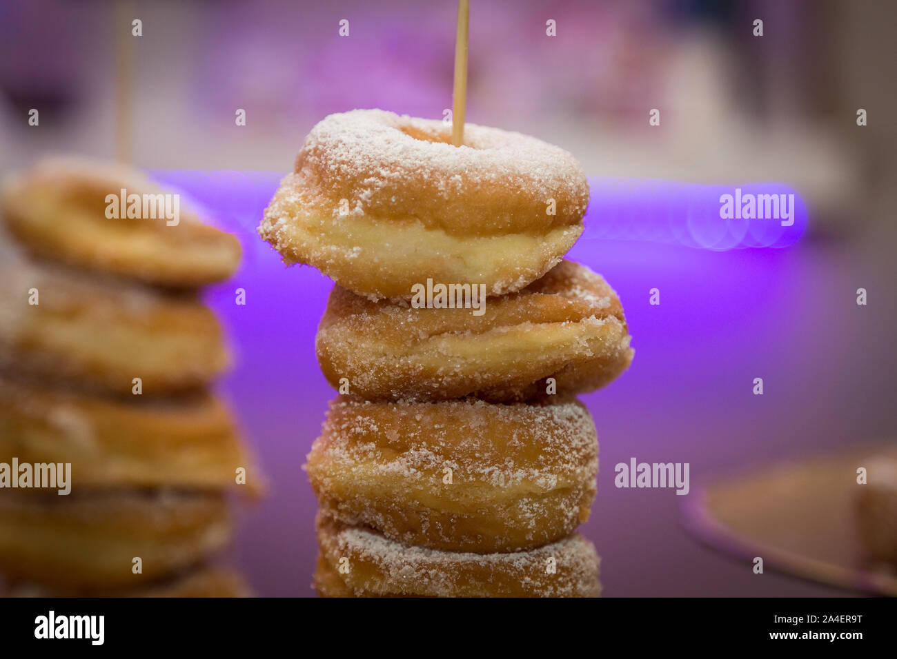 Primo piano di una pila di confetti ciambelle, tipici ciambelle fritte. Foto Stock