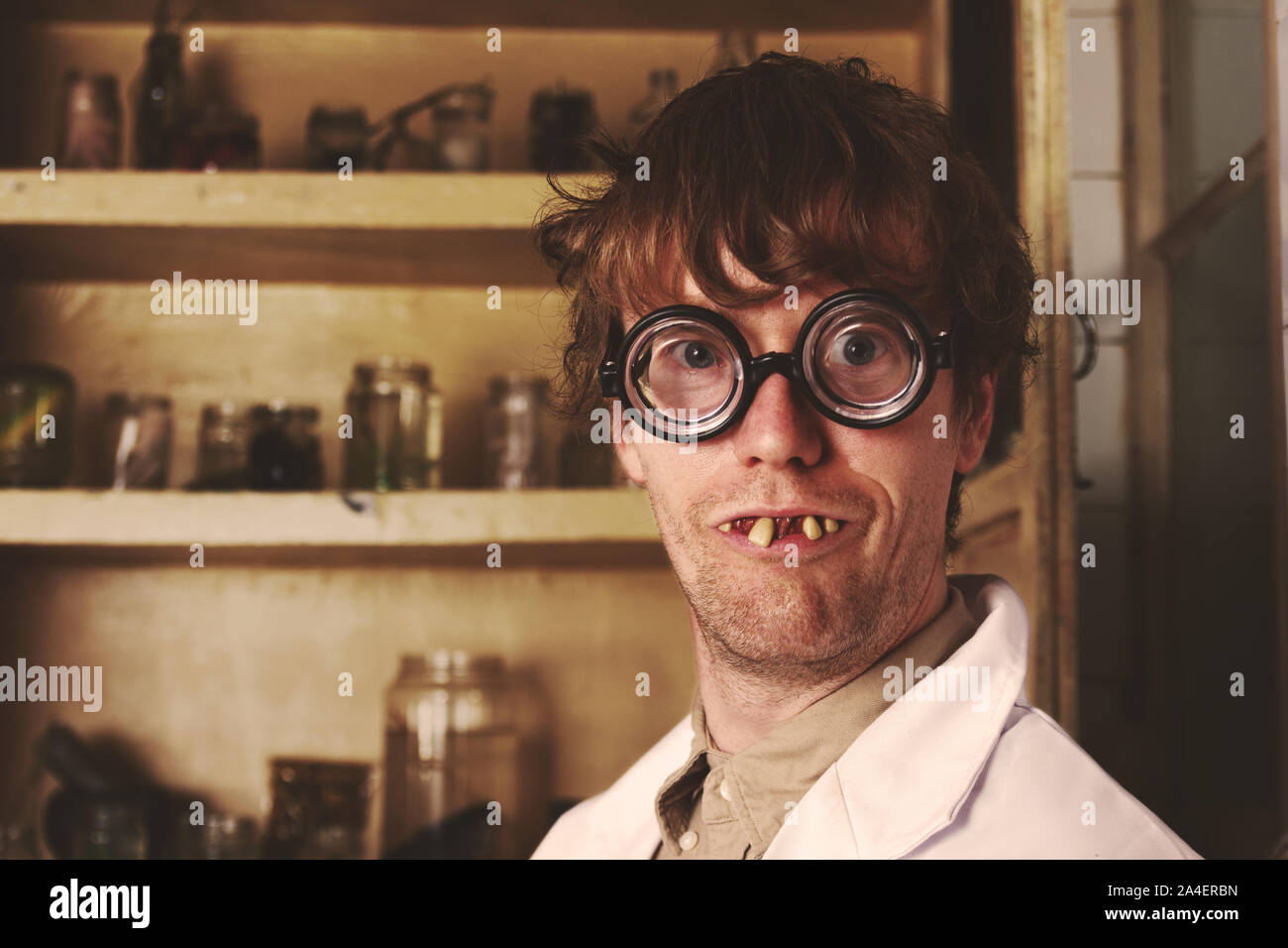 Lo scienziato pazzo nel suo laboratorio creepy Foto Stock