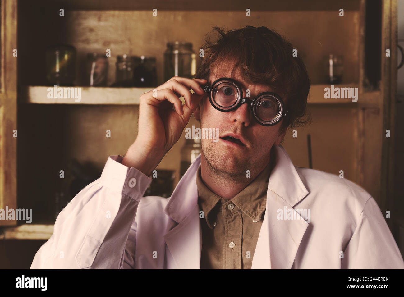 Lo scienziato pazzo nel suo laboratorio creepy Foto Stock